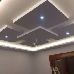 Dekoracyjny sufit podwieszany z oświetleniem LED i wiszącą żarówką, widok z dołu na drabiny malarskiej