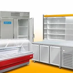 Różne typy chłodziarek i witryn chłodniczych: przeszklona lada ekspozycyjna z czerwonym akcentem, dwudrzwiowa szafa chłodnicza ze stali nierdzewnej oraz otwarte chłodziarki z półkami, na jasnym tle.