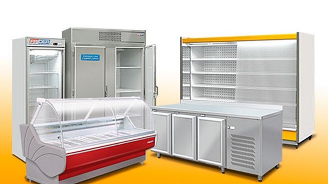 Różne typy chłodziarek i witryn chłodniczych: przeszklona lada ekspozycyjna z czerwonym akcentem, dwudrzwiowa szafa chłodnicza ze stali nierdzewnej oraz otwarte chłodziarki z półkami, na jasnym tle.