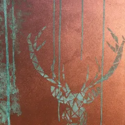 Dekoracyjna ściana w odcieniach miedzi z motywem jelenia w stylu geometrycznym i efektem spływającej farby w kolorze turkusowym.