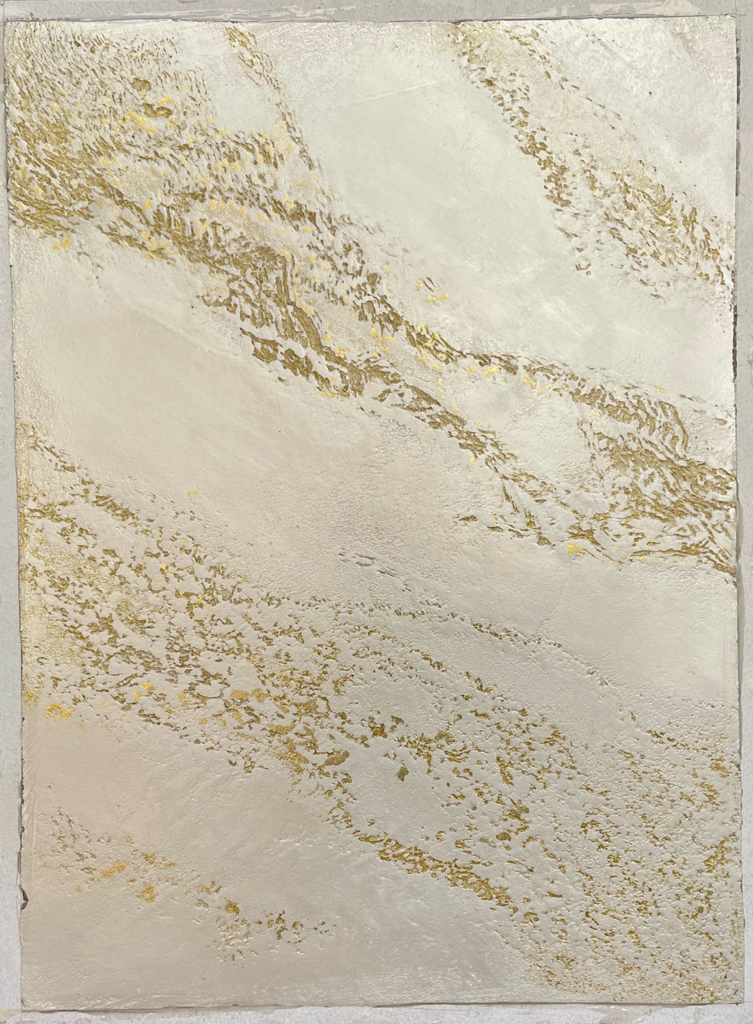 Dekoracyjna ściana z efektem marmuru w odcieniach bieli i złota, z wyraźną fakturą i połyskującymi akcentami.