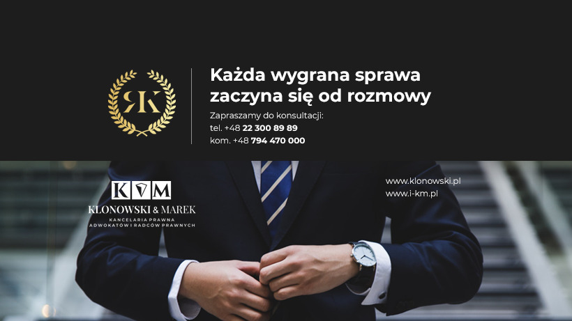 Elegancki baner reklamowy kancelarii prawnej: złoty wieniec z inicjałami, hasło 'Każda wygrana sprawa zaczyna się od rozmowy', dane kontaktowe, logo KVM oraz sylwetka mężczyzny w garniturze...