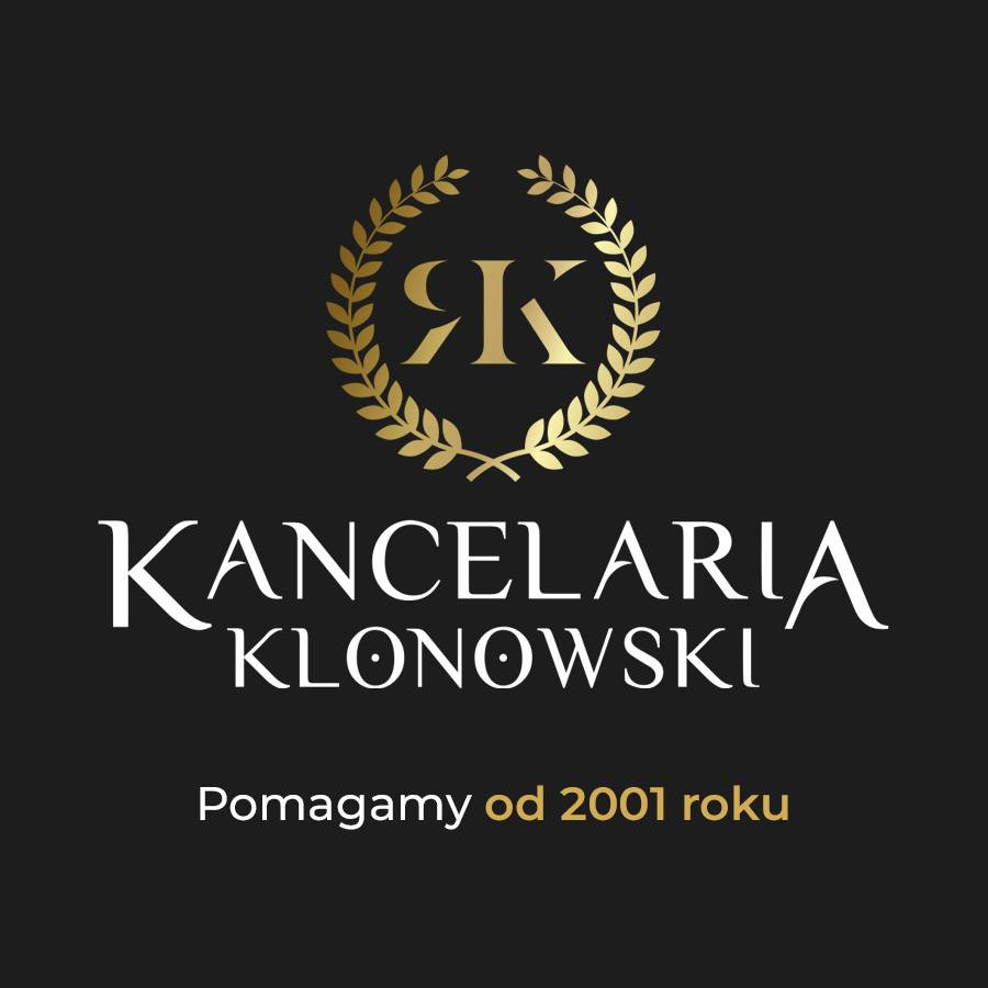 Logo Kancelarii Klonowski: złoty wieniec laurowy otaczający stylizowane inicjały 'JK' nad nazwą kancelarii i hasłem 'Pomagamy od 2001 roku' na czarnym tle.