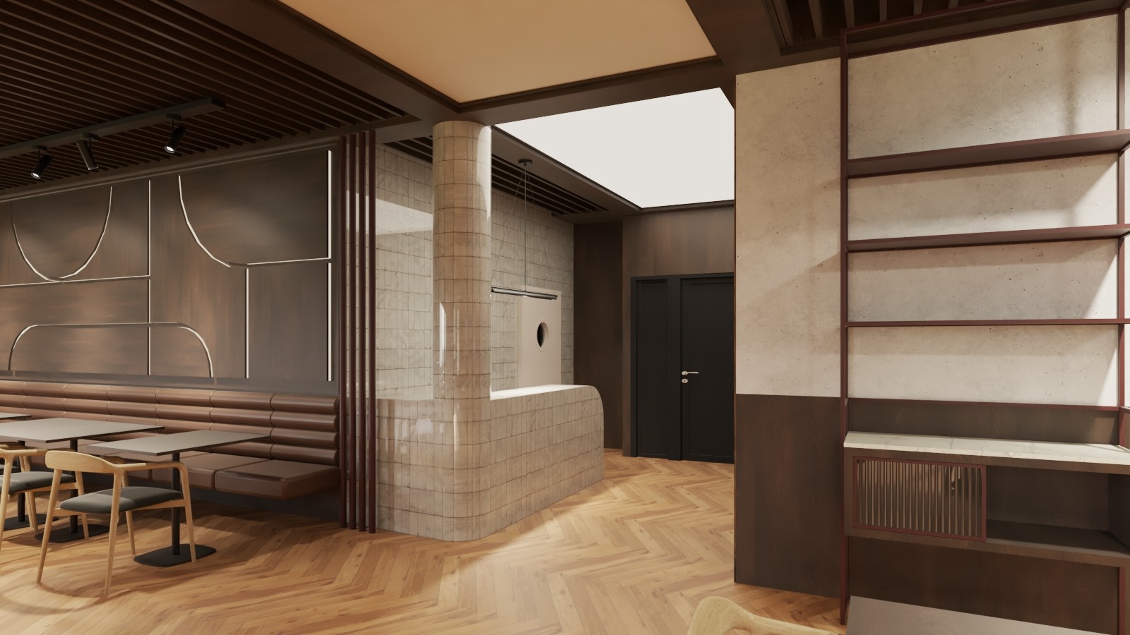 Wnętrze restauracji hotelowej z drewnianą podłogą w jodełkę, ciemnymi panelami ściennymi z dekoracyjnymi frezami, zabudowaną ławą i krzesłami przy stolikach oraz ladą recepcyjną wykończoną płytkami.