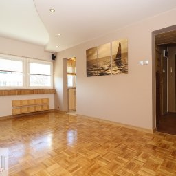 Do sprzedania 2-pokojowe mieszkanie o powierzchni 37,52 m2 na 3 piętrze w bloku przy ul. Turoszowskiej 4.