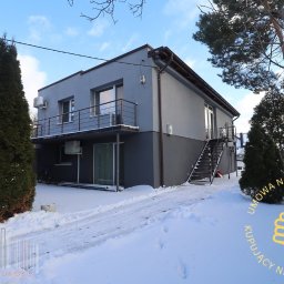 Budynek z lat 80., piętrowy, obecnie zaadaptowany jako dwa samodzielne mieszkania (parter i piętro), z zachowaną możliwością powrotu do funkcji pierwotnej budynku mieszkalnego jednorodzinnego.