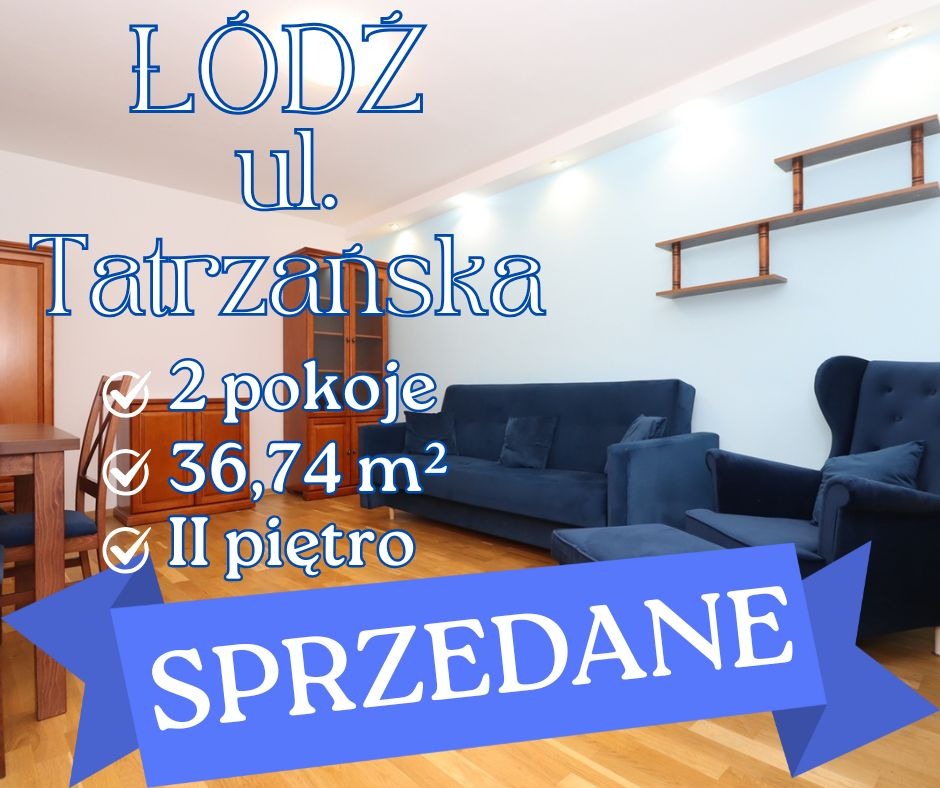 Wnętrze mieszkania w Łodzi, ul. Tatrzańska: 2 pokoje, 36,74 m², II piętro. Widoczny salon z niebieską sofą i fotelem. Na zdjęciu informacja 'SPRZEDANE'.
