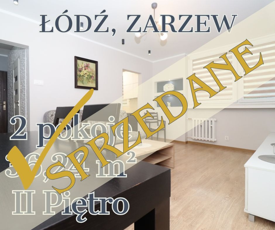 Jasne wnętrze mieszkania na sprzedaż w Łodzi, Zarzew. Widok na salon z kanapą, stolikiem i oknem z roletami. Na zdjęciu napis 'Sprzedane' i informacja o metrażu.