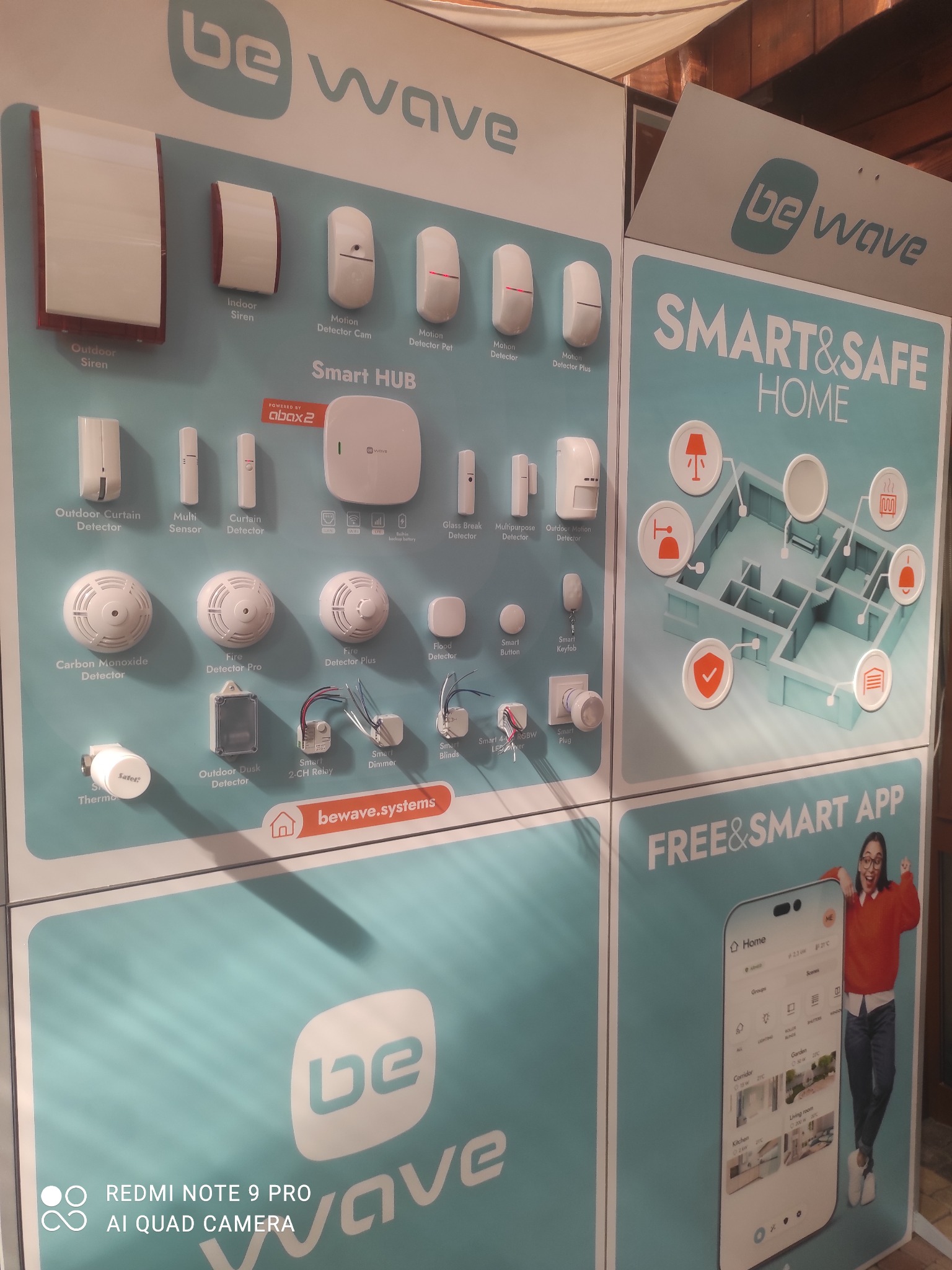 Ekspozycja systemów zabezpieczeń domu BeWave na panelu: czujniki dymu, czujniki ruchu, czujniki zalania, syreny alarmowe wewnętrzne i zewnętrzne, smart hub, smart plug, smart dimmer, termostat...