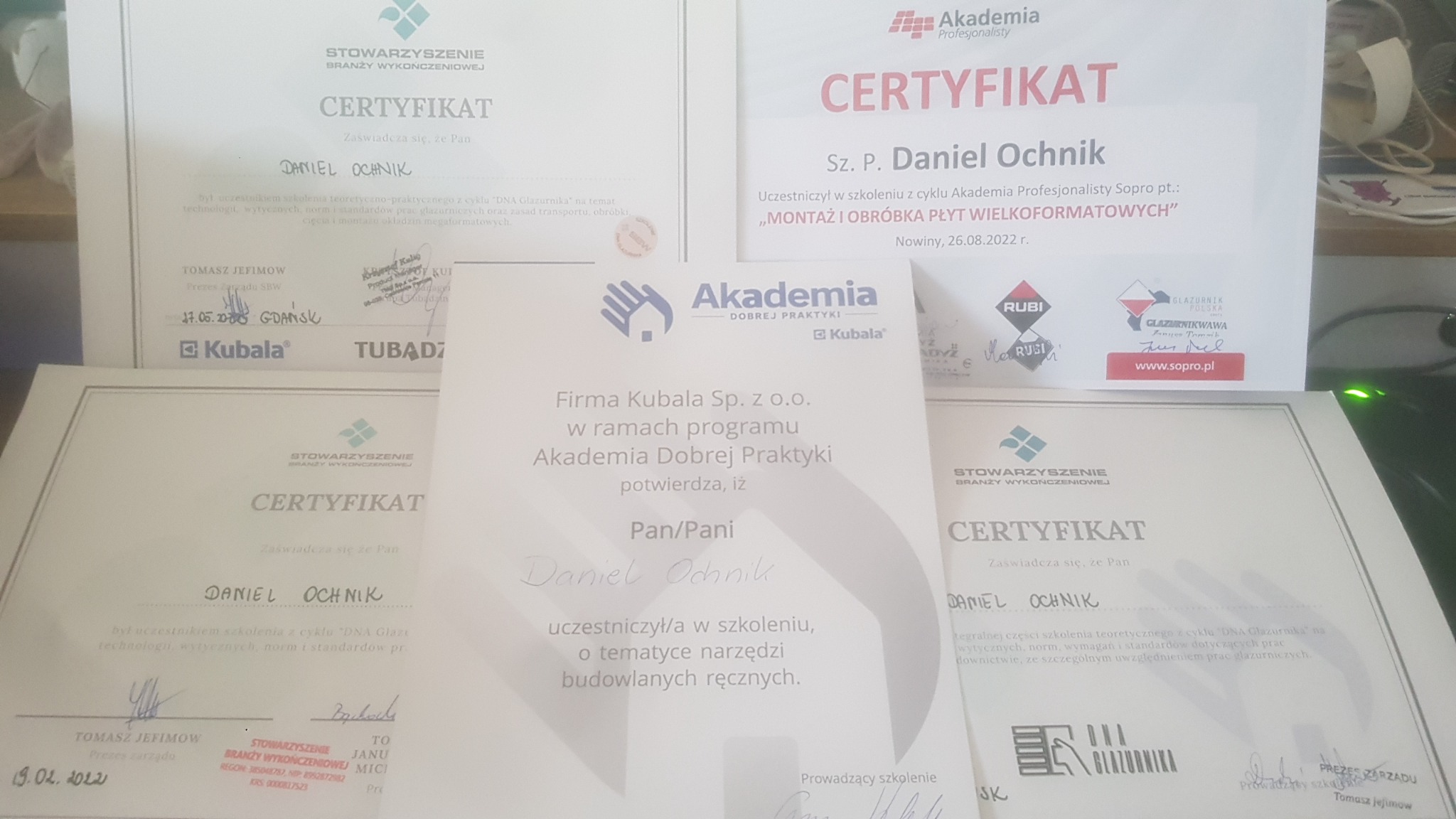 Zestaw certyfikatów i dyplomów Akademii Dobrej Praktyki Kubala oraz Stowarzyszenia Branży Wykończeniowej dla Daniela Ochnika z zakresu glazurnictwa, montażu i obróbki płyt wielkoformatowych...