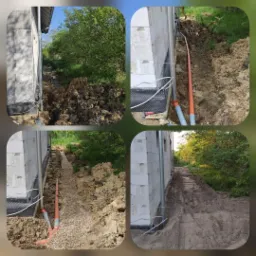 Kolaż przedstawiający etapy układania rur drenażowych przy fundamencie budynku z bloczków betonowych, widoczne wykopane rowy, podsypka żwirowa i membrany izolacyjne.