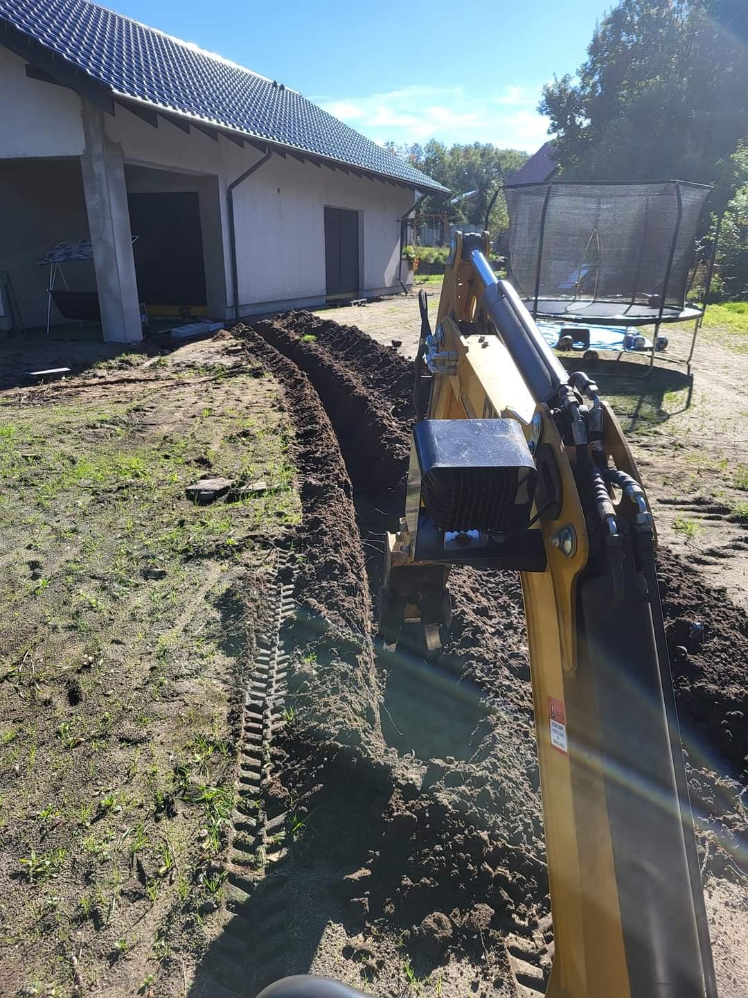 Wykop pod drenaż odprowadzający wodę z rynny.