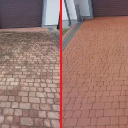 Porównanie kostki brukowej przed i po czyszczeniu, widoczne wyraźne usunięcie zabrudzeń i przywrócenie pierwotnego koloru.