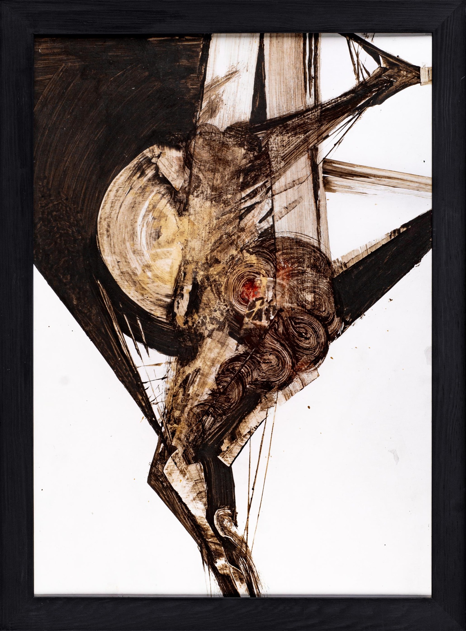 Abstrakcyjna kompozycja w brązach i czerniach, z wyraźnymi pociągnięciami pędzla i fakturą farby, oprawiona w czarną ramę.