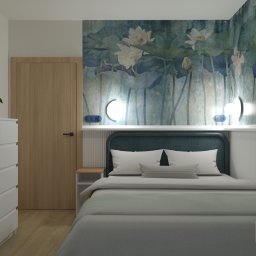 Monika Jaworska Projektant Wnętrz - Wizualizacja sypialni z łóżkiem z zielonym zagłówkiem i pościelą w odcieniach szarości, komodą z rośliną w doniczce, drewnianymi drzwiami i tapetą w kwiaty lotosu oraz lampkami nocnymi.