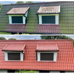 Porównanie dachu przed i po czyszczeniu: górna część pokryta mchem i zabrudzeniami, dolna część z odnowioną, czerwoną dachówką.