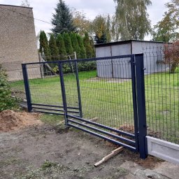 Zamontowane ogrodzenie siatkowe wraz z bramą 