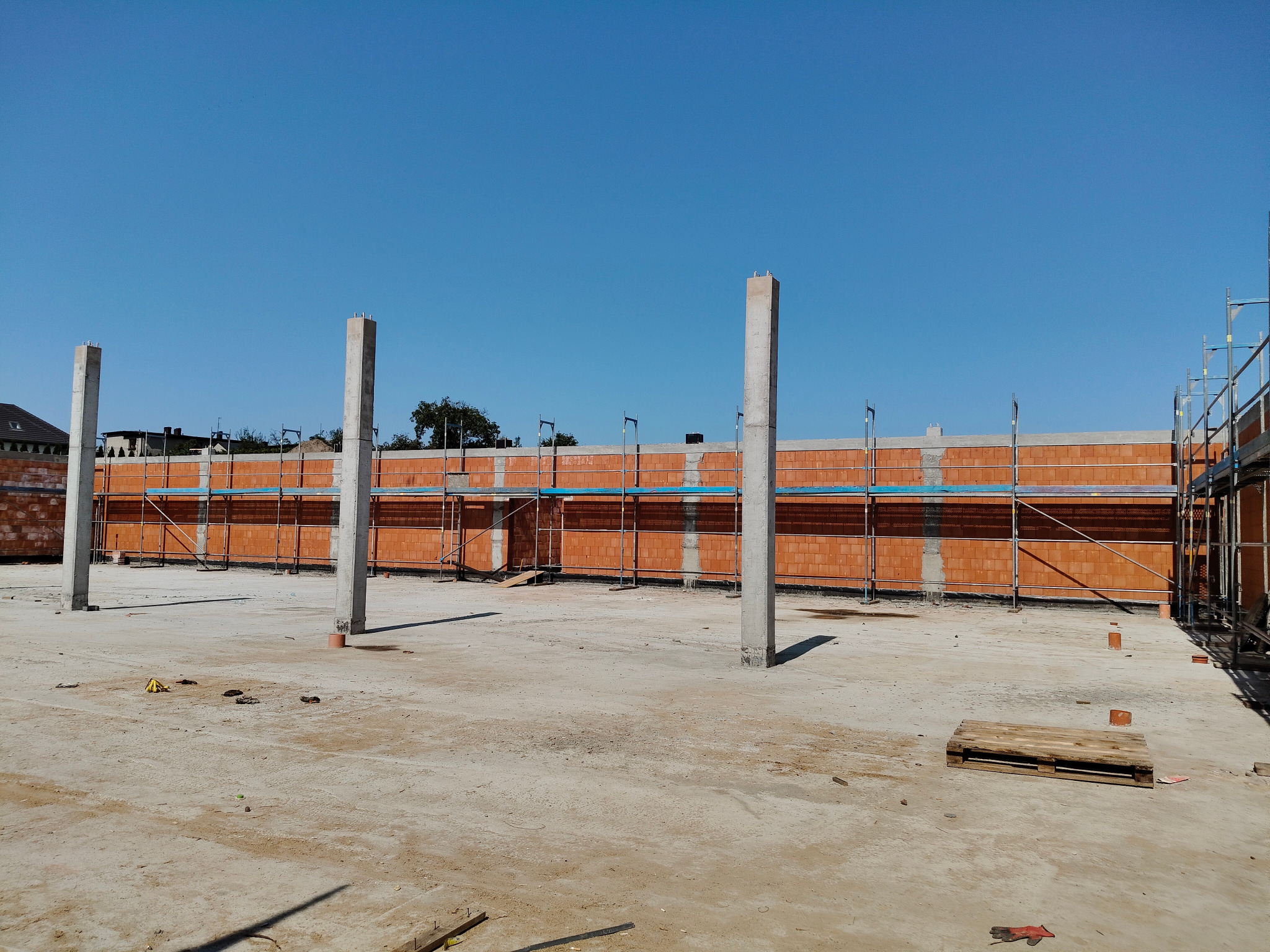 Gorzyce. Budynek handlowy. Wykonanie żelbetowych słupów, belek i wieńcy