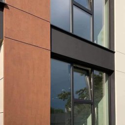 Imitacja stali cortenowskiej w asyście czarnego betonu architektonicznego.

Materiał posiadający właściwości samoczyszczące dzięki czemu doskonale sprawdza się na elewacji budynków.