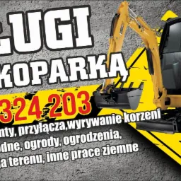 Grafika reklamowa z żółtą minikoparką na tle szarej ściany z betonową teksturą, oferująca usługi minikoparką, w tym fundamenty, przyłącza, wyrywanie korzeni, oczka wodne, ogrody, ogrodzenia...