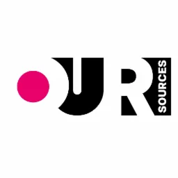 Minimalistyczne logo firmy 'OUR SOURCES' z różowym okręgiem i czarnymi literami na białym tle.