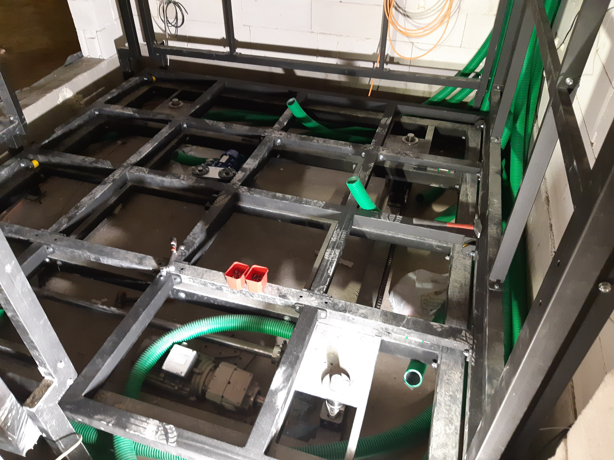 Stalowa konstrukcja symulatora windy