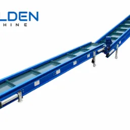 Długa, niebieska taśma podajnika z silnikiem elektrycznym, ułożona pod kątem na białym tle, z widocznym logo producenta Golden Machine.