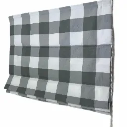 Szara, podwieszana osłona okienna w kratę, z widocznym mechanizmem łańcuszkowym.