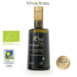 Doskonała ekologiczna oliwa z oliwek z pierwszego tłoczenia na zimno. Bardzo niska kwasowość < 0,17% podkreśla jej wyjątkową jakość.