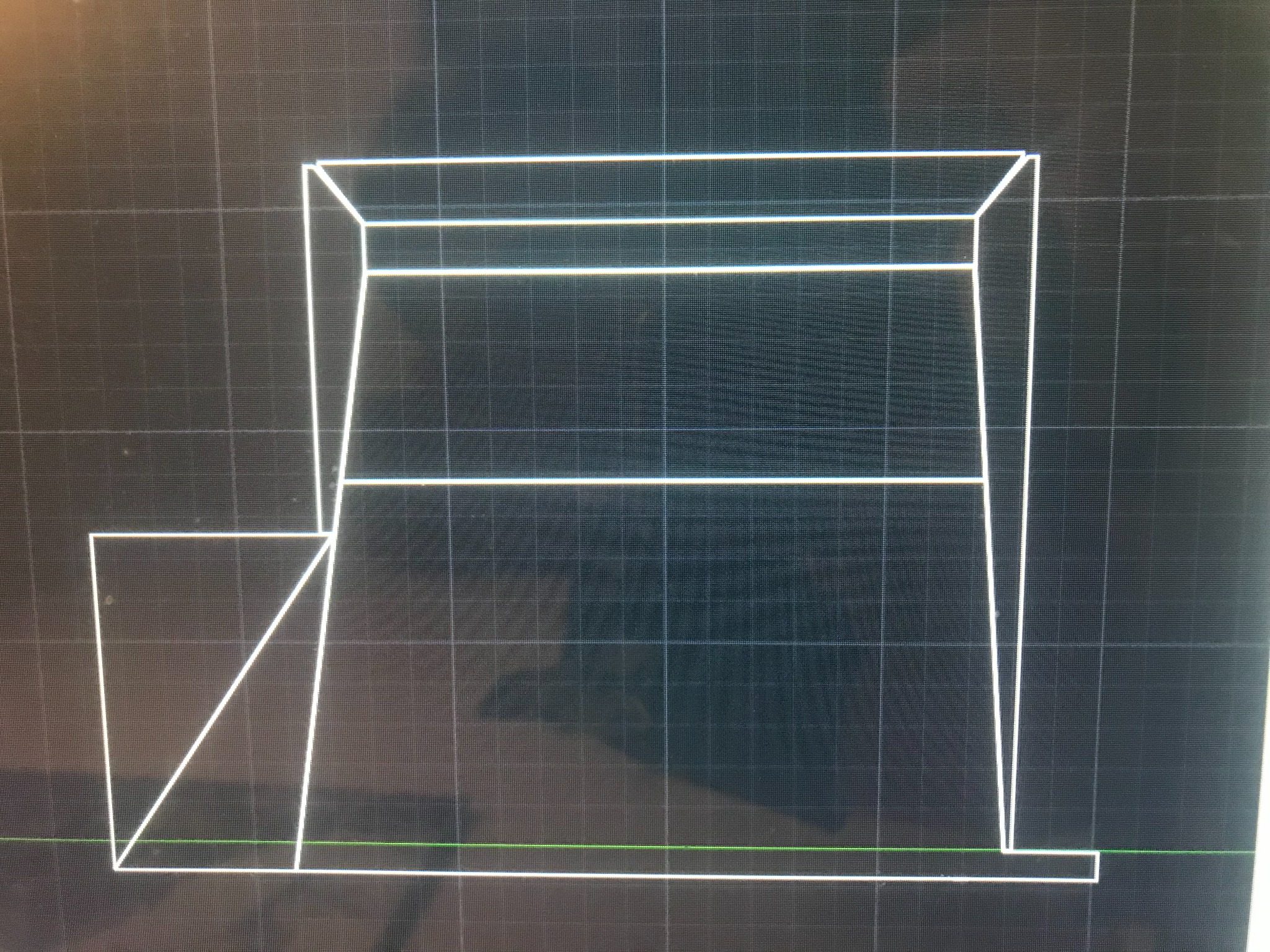 Schematyczny rysunek 3D w programie CAD przedstawiający projekt zabudowy ściany z półkami, widoczny na ekranie monitora z siatką w tle.