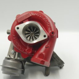 Dr Dariusz Radka - Czerwona turbosprężarka Garrett M24 EC-2 z widocznymi łopatkami wirnika na białym tle.