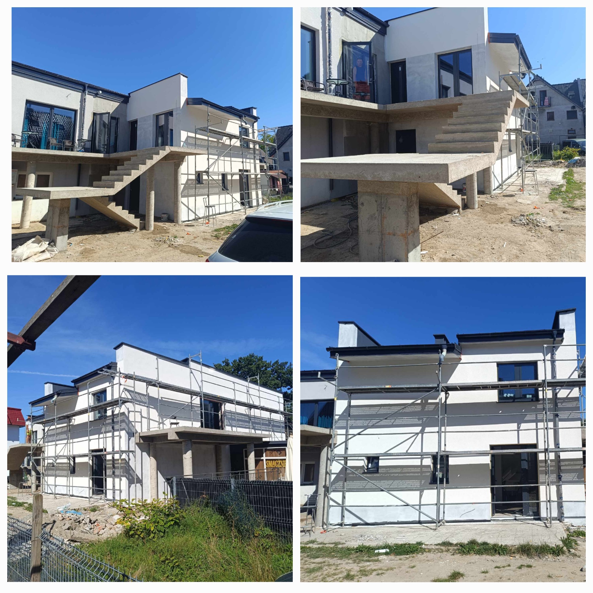 Budynek w trakcie renowacji elewacji, widoczne rusztowania, surowy beton schodów i balkonu, świeżo otynkowana biała elewacja, okna z czarną stolarką.