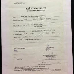 Skan zaświadczenia o ukończeniu kursu dla Doradcy Podatkowego, wystawionego przez Ośrodek Szkolenia PRO COIG, z datą 26 lipca 2004 roku, z pieczęciami i podpisami.