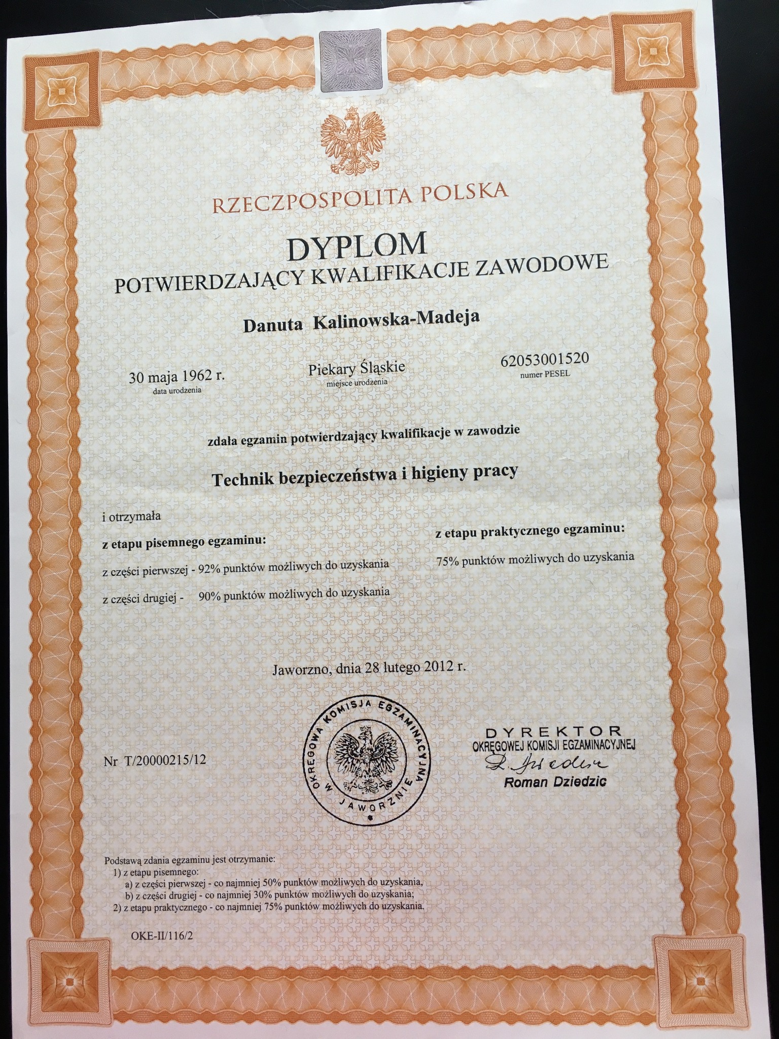 Skan dyplomu potwierdzającego kwalifikacje zawodowe na stanowisko Technik bezpieczeństwa i higieny pracy, wydanego w Jaworznie w 2012 roku.