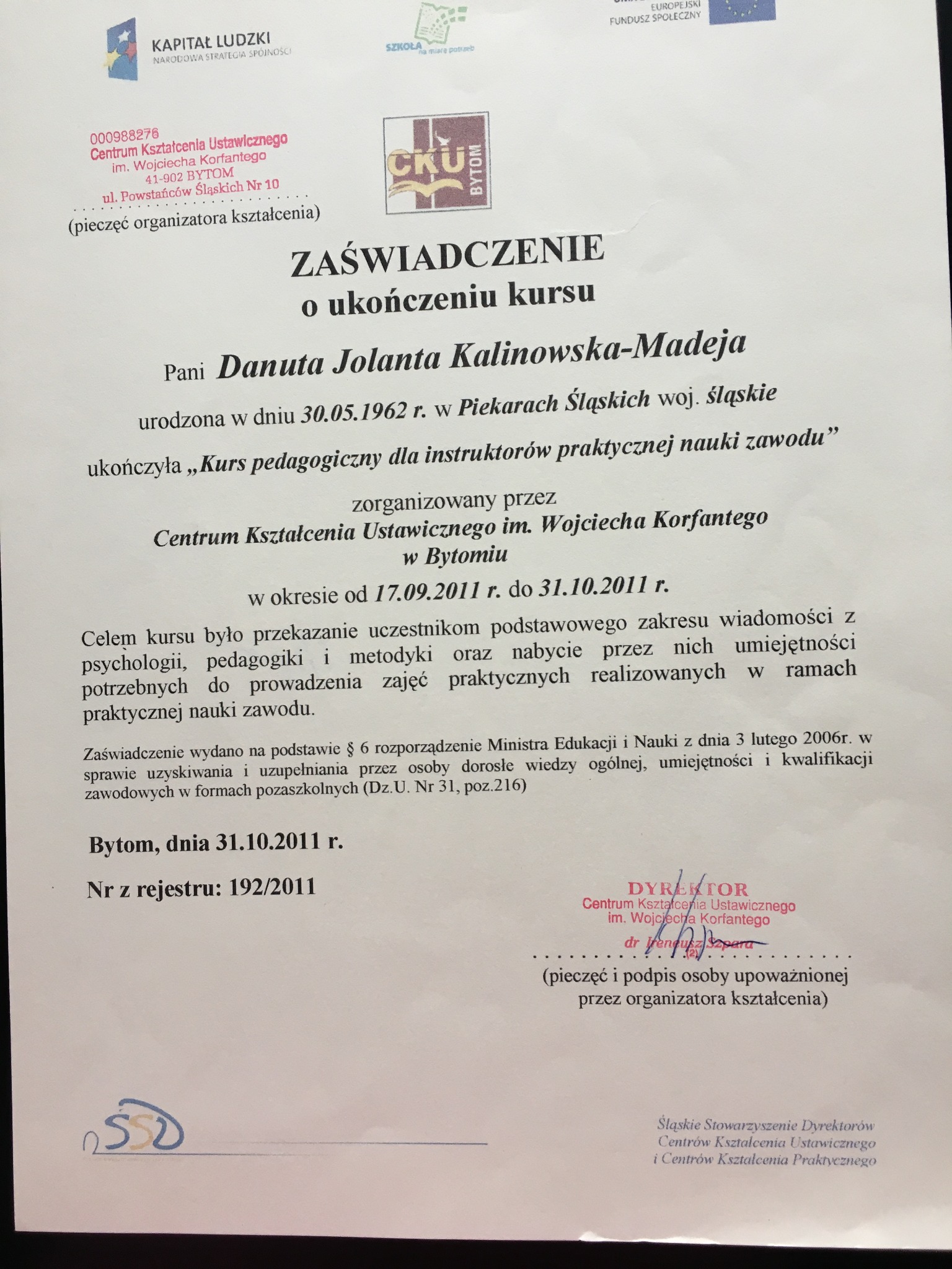 Skan zaświadczenia o ukończeniu kursu pedagogicznego dla instruktorów praktycznej nauki zawodu, wydanego przez Centrum Kształcenia Ustawicznego w Bytomiu w 2011 roku, z pieczęcią i podpisem dyrektora.
