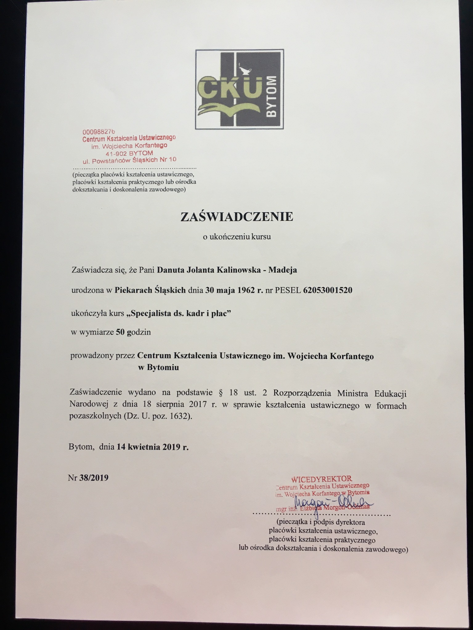 Skan zaświadczenia o ukończeniu kursu 'Specjalista ds. kadr i płac' wydanego przez Centrum Kształcenia Ustawicznego w Bytomiu, datowane na 14 kwietnia 2019 roku, z pieczątką i podpisem wicedyrektora.