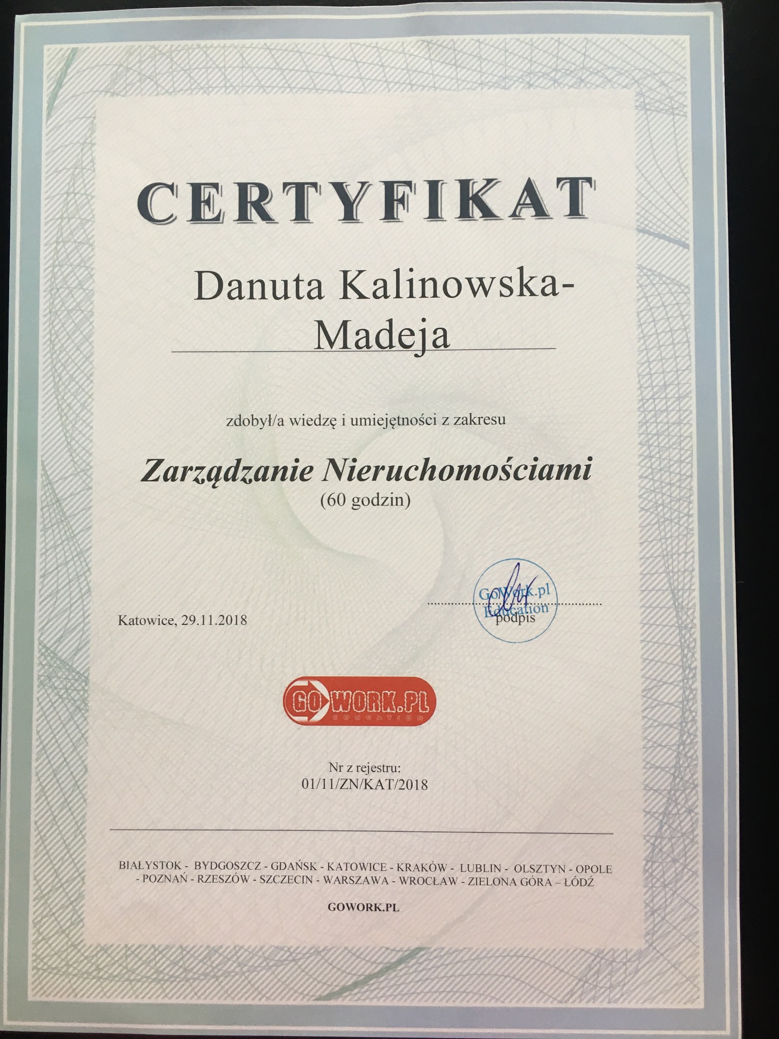 Skan certyfikatu ukończenia 60-godzinnego kursu 'Zarządzanie Nieruchomościami' przez Danutę Kalinowską-Madeję, wydany w Katowicach 29.11.2018 przez GoWork.pl.