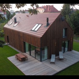 Malbork. Elewacje z deski Shou Sugi Ban. Modrzew syberyjski, kolor AMBER. Taras Modrzew syberyjski, kolor naturalny