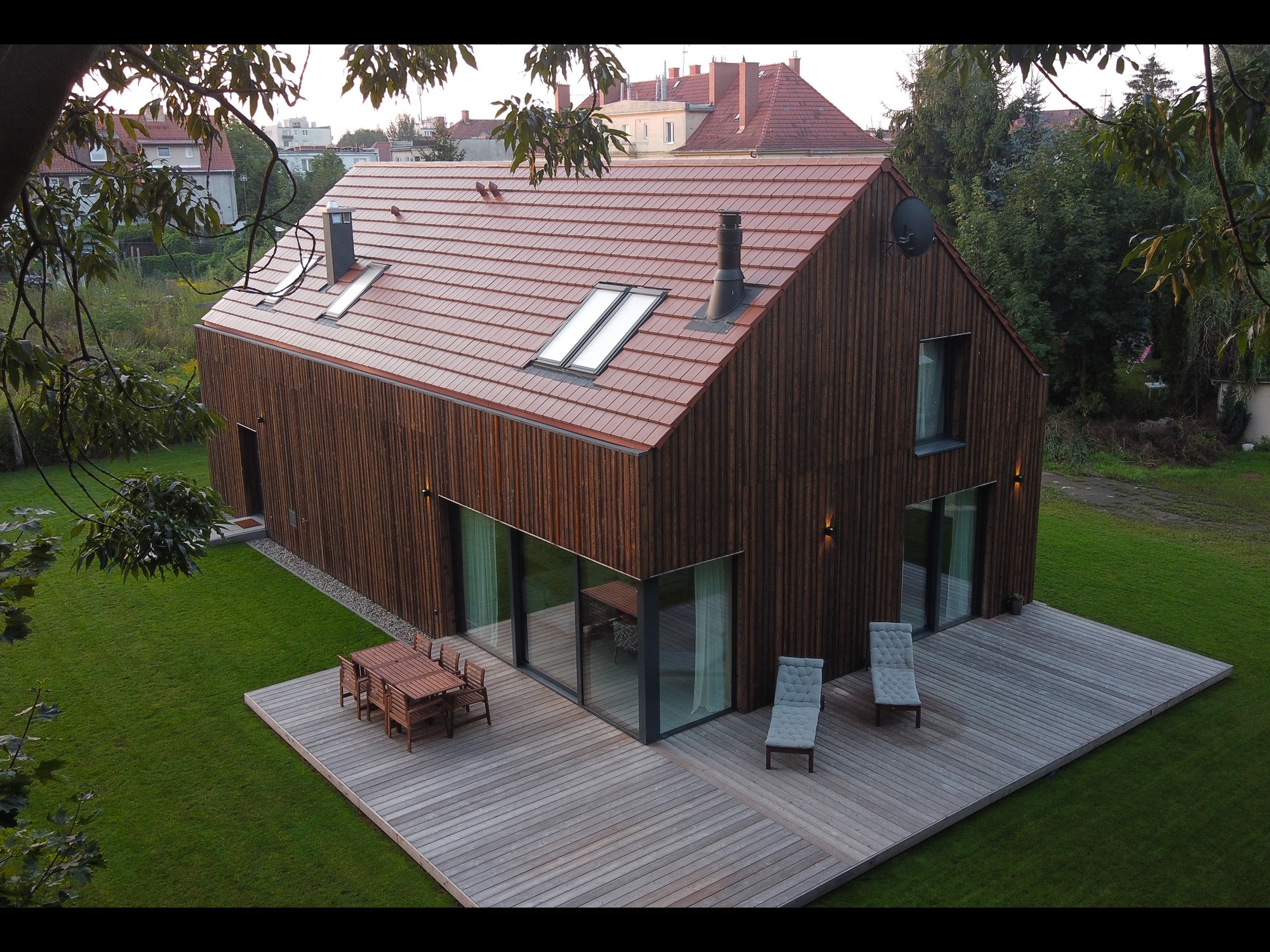 Malbork. Elewacje z deski Shou Sugi Ban. Modrzew syberyjski, kolor AMBER. Taras Modrzew syberyjski, kolor naturalny