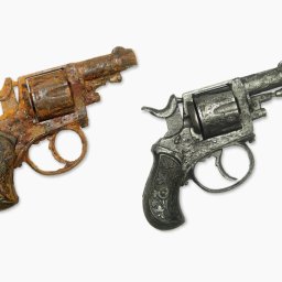 Realizacja konserwatorska - Rewolwer centralnego zapłonu, lufa kaliber 8 mm o dł. 43 mm, magazynek bębnowy na 6 naboi, chwyt z okładzinami z czarnego tworzywa, nr fabryczny 19, Długość całkowita 133 mm, Waga 310 g, pocz. XX w, kraj pochodzenia Niemcy.