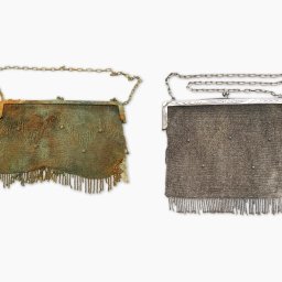 Realizacja konserwatorska - Torebka wykonana z okrągłych, srebrnych oczek, znakowana polską cechą probierczą stosowaną w okresie 9 VIII 1920 – 5 VII 1921 na przedmiotach dużych (powyżej 10 gramów), znak probierza: „H S”, 1 poł. XX w, Polska.