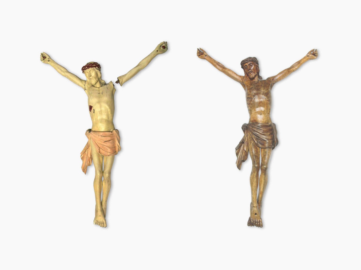 Krucyfiks drewniany przed i po konserwacji: po lewej uszkodzony, z brakującą ręką i ubytkami w polichromii; po prawej odrestaurowany, z widoczną patyną, na białym tle.