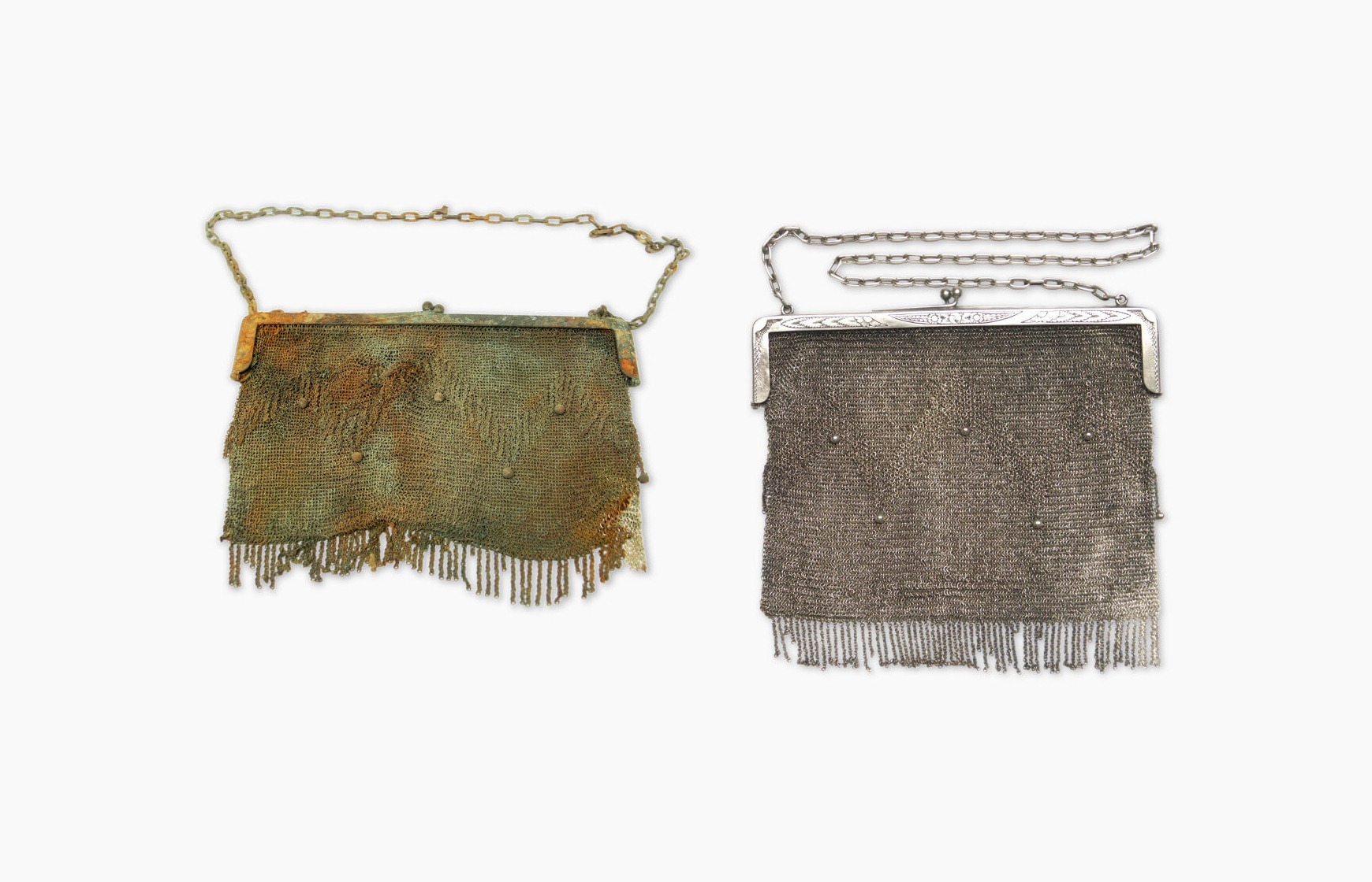 Dwie torebki damskie wykonane z metalowych oczek. Po lewej torebka silnie skorodowana, z ubytkami i zielonkawym nalotem, po prawej torebka po konserwacji, w dobrym stanie, o srebrzystym połysku.