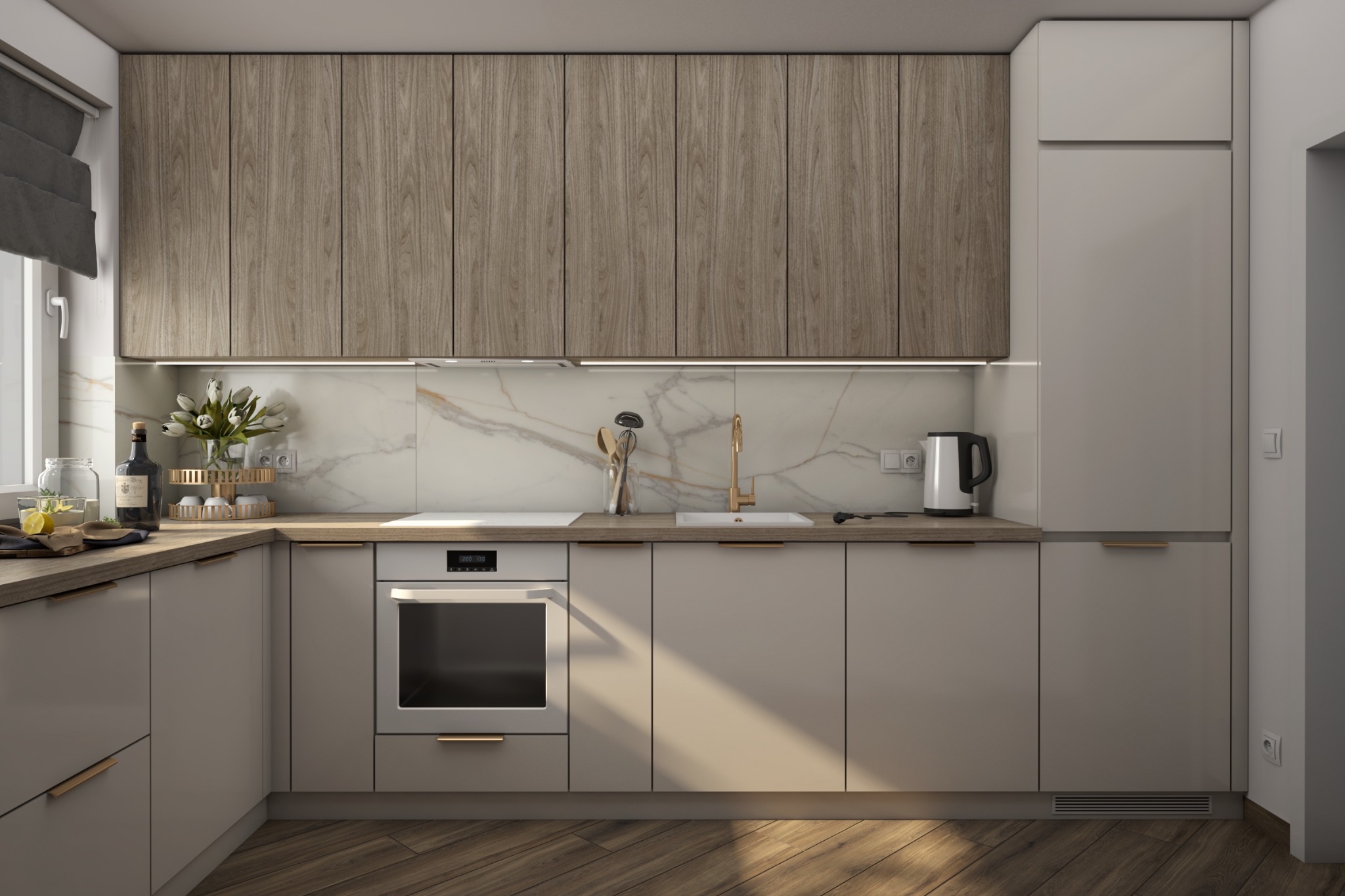 Nowoczesna kuchnia z drewnianymi i beżowymi szafkami, złotymi akcentami, marmurowym blatem i parkietem w jodełkę, oświetlona światłem dziennym.