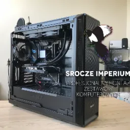 Komputer stacjonarny w czarnej obudowie Be Quiet! z widocznymi podzespołami: karta graficzna Gigabyte GeForce GTX, chłodzenie wodne, wentylatory z podświetleniem, na biurku z logo firmy Srocze...