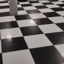Czarno-biała podłoga z płytek ułożonych w karo, z widocznym fragmentem kolumny na pierwszym planie i odbiciem światła na powierzchni płytek.
