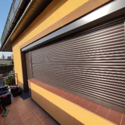 Zamknięta, brązowa roleta zewnętrzna na balkonie z narzędziami w tle, widok z dołu.