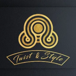 Złote logo 'Twist & Style' na czarnym, teksturowanym tle imitującym skórę.