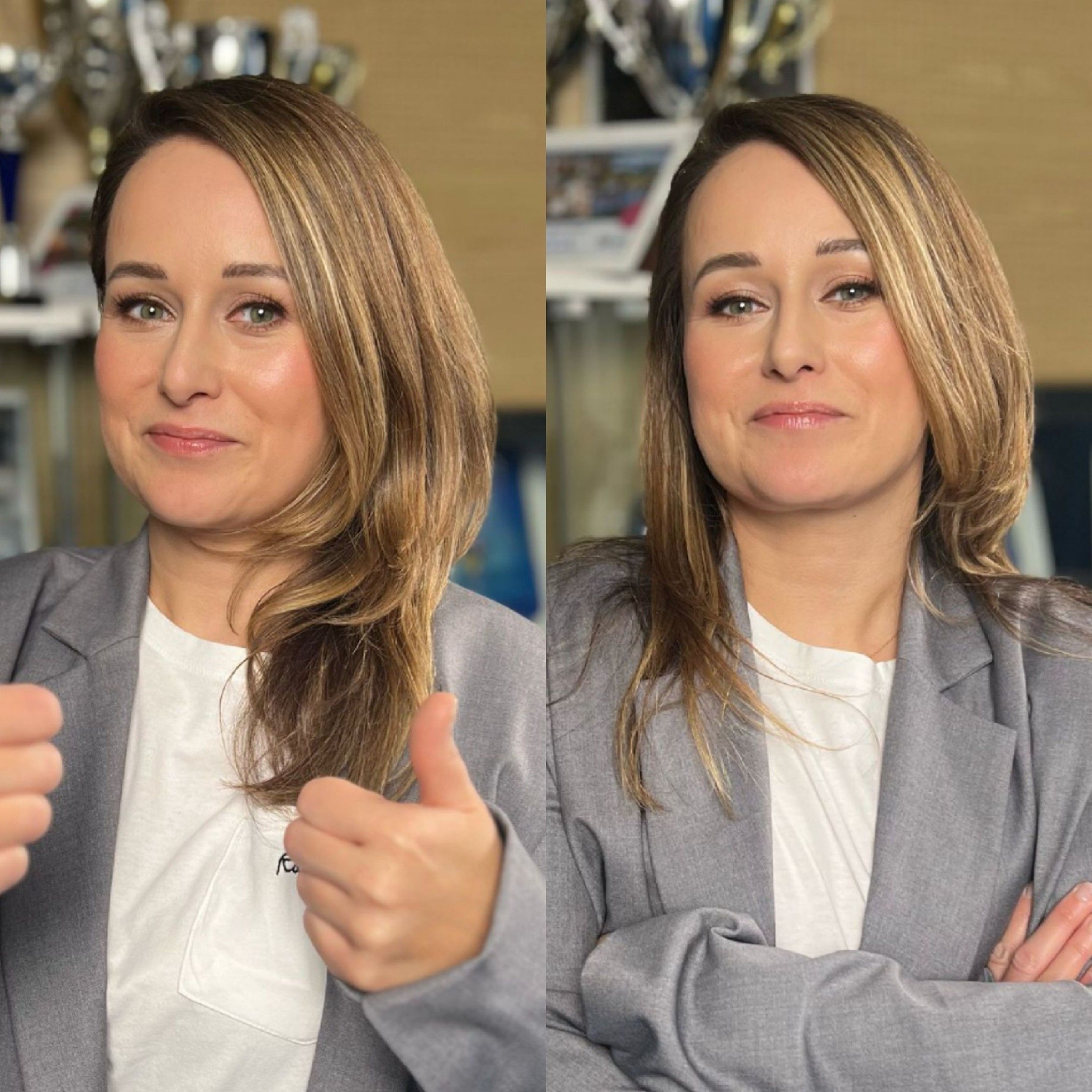 Portret kobiety z blond pasemkami, w szarym żakiecie i białej koszulce, uśmiechniętej, z uniesionym kciukiem. Tło rozmyte, z widocznymi trofeami.