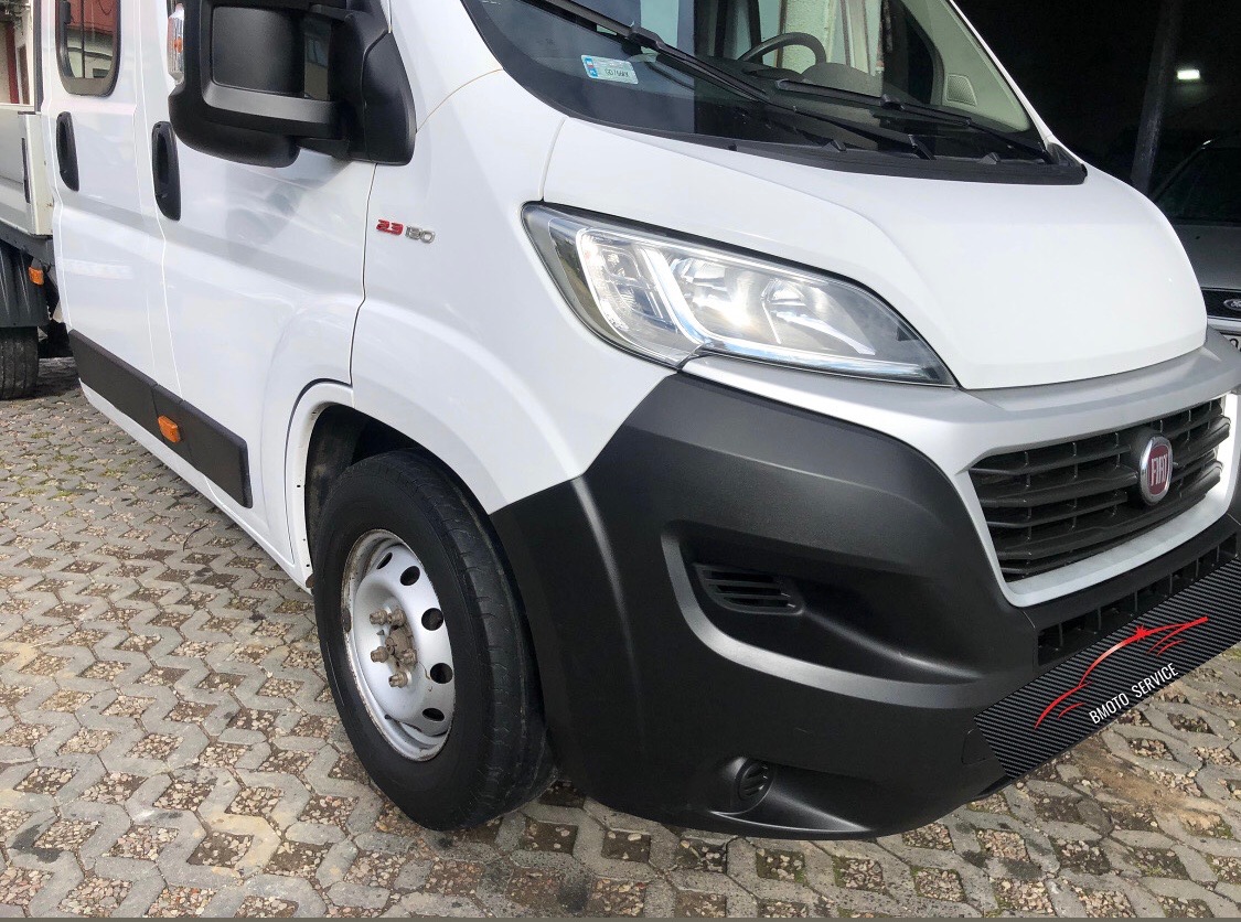 Przód białego samochodu dostawczego Fiat Ducato 2.3 JTD z widocznym logo Bmoto Service w prawym dolnym rogu.